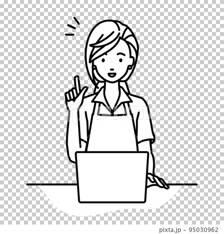 デスクで座ってPCを開いて何かひらめいた店員の女性 95030962