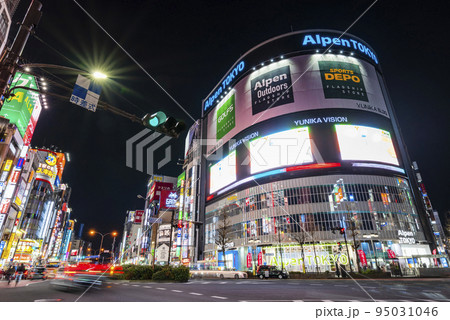 新宿「Alpen TOKYO」と靖国通りの夜景 95031046