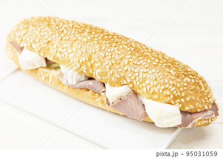 美味しいカマンベールチーズサンド 美味しいカマンベールチーズサンド 95031059