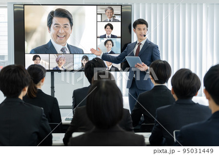 大型モニターに映る外部講師と司会をする男性 ビジネスセミナー 大型モニターに映る外部講師と司会をする男性 ビジネスセミナー 95031449