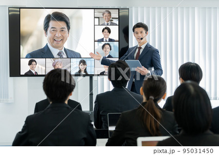大型モニターに映る外部講師と司会をする男性 ビジネスセミナー 大型モニターに映る外部講師と司会をする男性 ビジネスセミナー 95031450