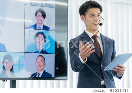 大型モニターに映る受講生と司会をする男性　ビジネスセミナー 95031452