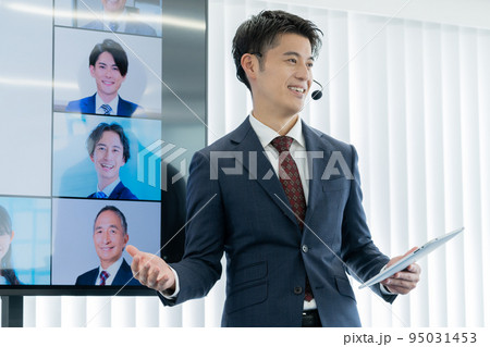 大型モニターに映る受講生と司会をする男性　ビジネスセミナー 95031453