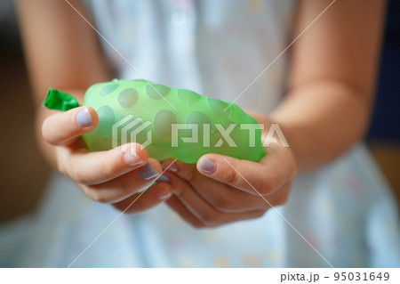 ぷよぷよボールの入った水風船遊び ぷよぷよボールの入った水風船遊び 95031649