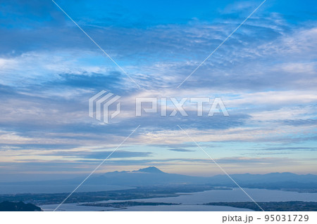 島根半島枕木山から見る大山と孝霊山と弓ヶ浜半島 島根半島枕木山から見る大山と孝霊山と弓ヶ浜半島 95031729