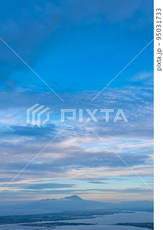 島根半島枕木山から見る大山と孝霊山と弓ヶ浜半島 島根半島枕木山から見る大山と孝霊山と弓ヶ浜半島 95031733