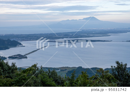 島根半島枕木山から見る大山と孝霊山と弓ヶ浜半島 島根半島枕木山から見る大山と孝霊山と弓ヶ浜半島 95031742
