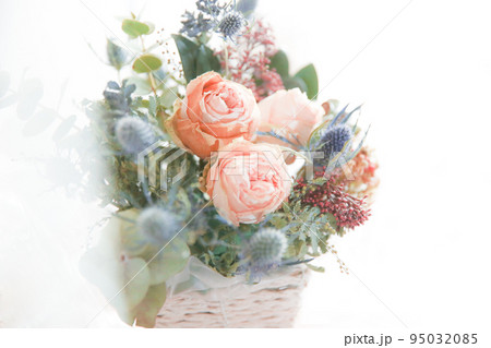 薔薇のアレンジメント 95032085