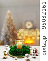 クリスマスのキャンドルライトとオーナメント 95032161