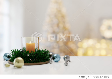 クリスマスのキャンドルライトとオーナメント 95032165