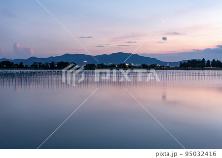 秋の湖畔の夕暮れ 95032416