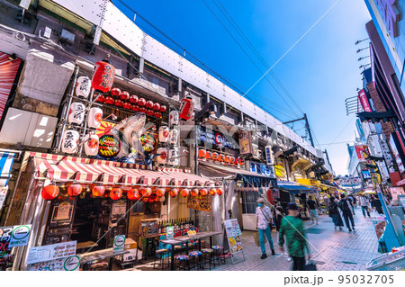 日本の東京都市景観  アメ横・コロナ禍だが賑わう上野のアメ横などを望む＝9月26日 95032705