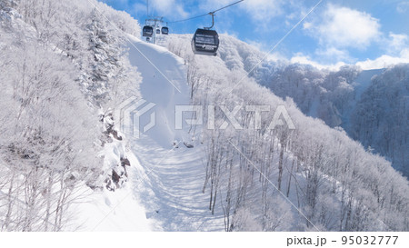 長野県下高井郡にある冬季野沢温泉スキー場の長坂ゴンドラから観える景色 95032777