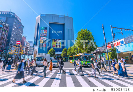 日本の東京都市景観　高田馬場駅前を望む 95033418