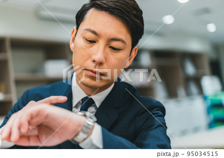 腕時計を見るビジネスパーソン 腕時計を見るビジネスパーソン 95034515