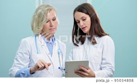 Doctors discuss new pharmaceutical innovations for patients Doctors discuss new pharmaceutical innovations for patients 95034808