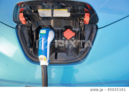 駐車場で充電中の電気自動車 95035161