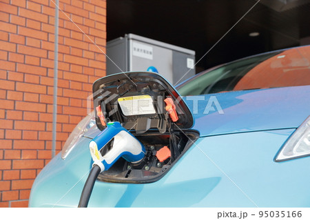 駐車場で充電中の電気自動車 95035166