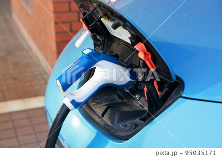 駐車場で充電中の電気自動車 95035171