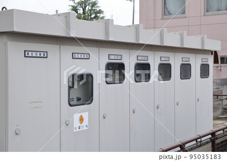 金属で覆われた箱型の高圧受電設備（キュービクル） 95035183