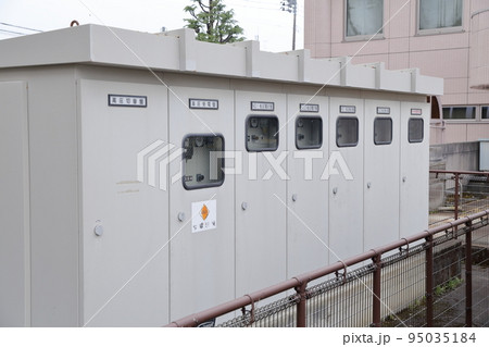 金属で覆われた箱型の高圧受電設備(キュービクル) 金属で覆われた箱型の高圧受電設備(キュービクル) 95035184