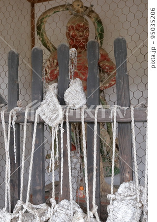 山門に掲げられた草鞋（福王寺　長野県　佐久市） 95035206