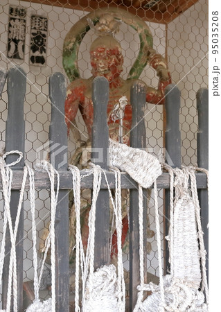 山門に掲げられた草鞋（福王寺　長野県　佐久市） 95035208