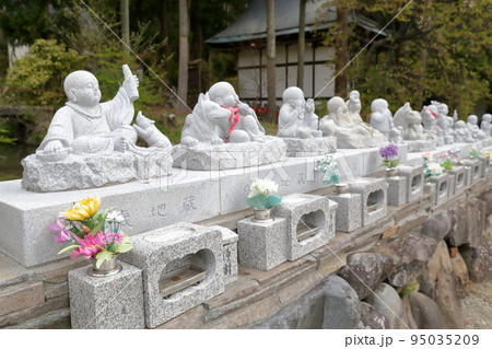干支と並ぶお地蔵様（福王寺　長野県　佐久市） 95035209