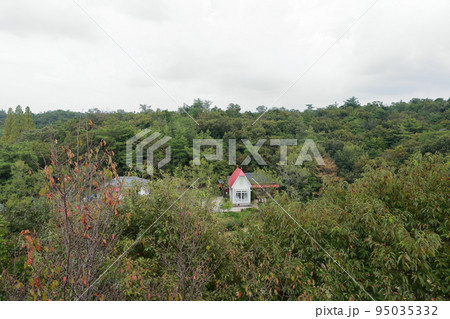 森に囲まれた白い建物（サツキとメイの家、どんどこ森、モリコロパーク　愛知県 長久手市） 95035332