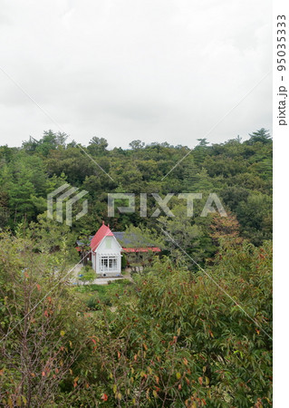 森に囲まれた白い建物（サツキとメイの家、どんどこ森、モリコロパーク　愛知県 長久手市） 95035333