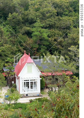 森に囲まれた白い建物（サツキとメイの家、どんどこ森、モリコロパーク　愛知県 長久手市） 95035336