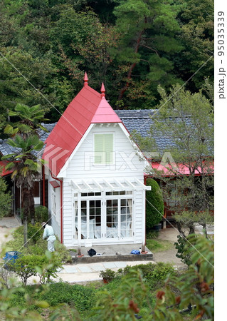 森に囲まれた白い建物（サツキとメイの家、どんどこ森、モリコロパーク　愛知県 長久手市） 95035339