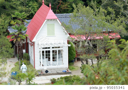 森に囲まれた白い建物(サツキとメイの家、どんどこ森、モリコロパーク 愛知県 長久手市) 森に囲まれた白い建物(サツキとメイの家、どんどこ森、モリコロパーク 愛知県 長久手市) 95035341