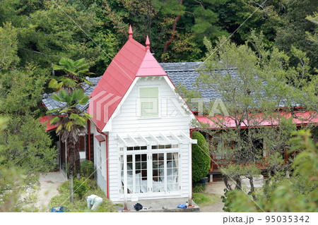 森に囲まれた白い建物（サツキとメイの家、どんどこ森、モリコロパーク　愛知県 長久手市） 95035342