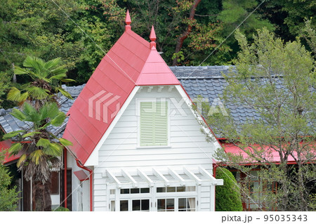 森に囲まれた白い建物（サツキとメイの家、どんどこ森、モリコロパーク　愛知県 長久手市） 95035343