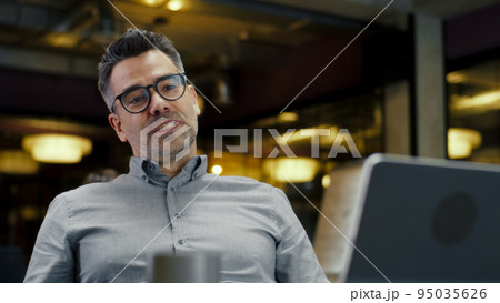 Male office worker having video call with client 95035626