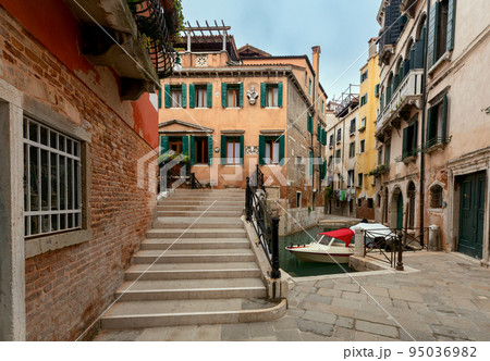 Venice. Old traditional houses along the canal. 95036982