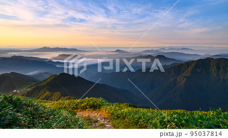 朝陽に照らされる山並みと雲海・谷川岳展望 95037814