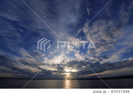 多様な雲が現れた爽やかな港の夕景・秋・超広角・空主体・220928pm 95037896