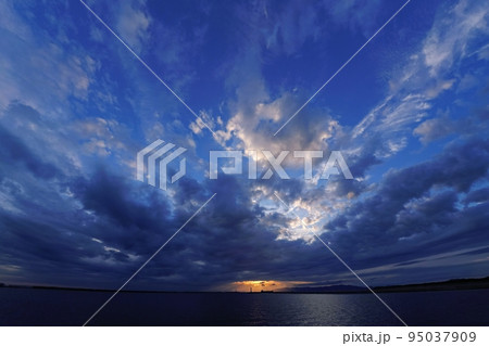 多様な雲が現れた爽やかな港の夕景・秋・超広角・空主体・220928pm 95037909