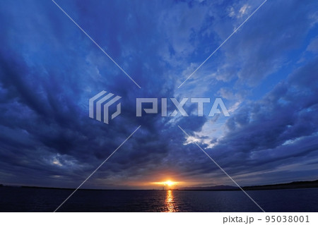 沈む夕日と多様な雲が現れた爽やかな港の夕景・秋・超広角・空主体・220928pm 沈む夕日と多様な雲が現れた爽やかな港の夕景・秋・超広角・空主体・220928pm 95038001