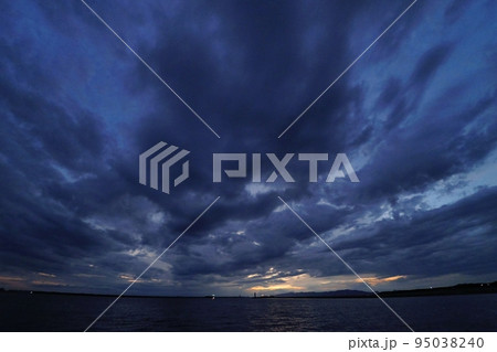 多様な雲が残照した港の夕暮れ・秋・超広角・空主体・220928pm 95038240