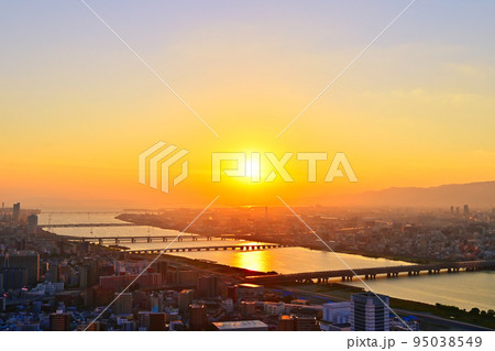 沈み行く夕陽に照らされる大阪の街並みと淀川【大阪風景】 95038549