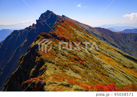 紅葉の谷川岳稜線と一ノ倉沢の断崖絶壁 95038571
