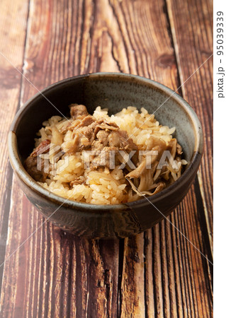 牛肉と牛蒡とと舞茸の炊き込みご飯 95039339