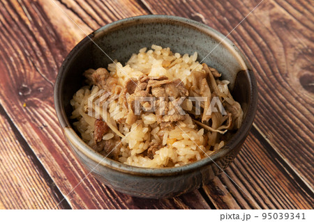 牛肉と牛蒡とと舞茸の炊き込みご飯 95039341