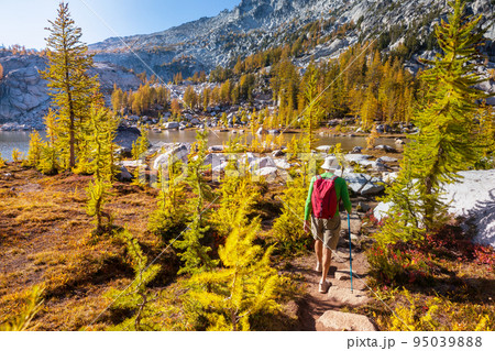 Hike in autumn season 95039888