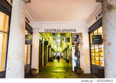 ロンドン コヴェント・ガーデンの中央商店街 ※一部ソフトフォーカス ロンドン コヴェント・ガーデンの中央商店街 ※一部ソフトフォーカス 95039942