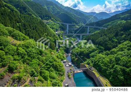 奥秩父もみじ湖　滝沢ダム　ダム眼下　ループ橋方向　初夏の風景 95040486