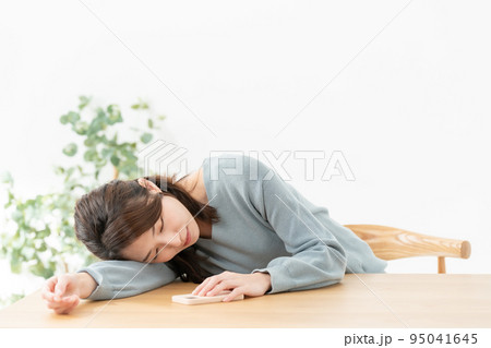 眠る女性 眠る女性 95041645